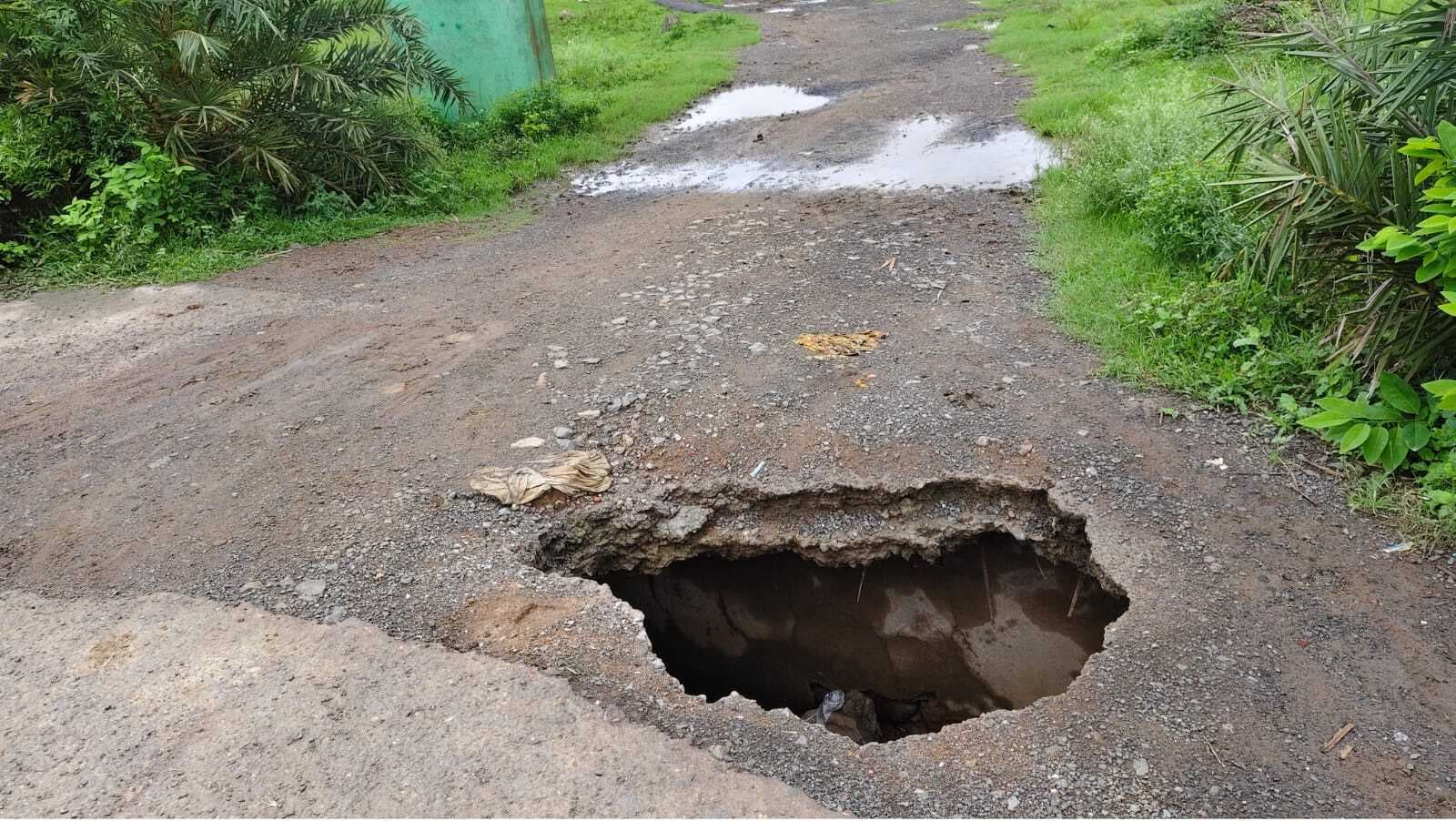 खैराकान्दर तिराहे के पास पुलिया धंसी, हादसे का खतरा