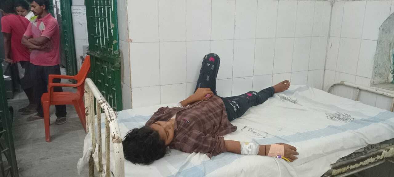 टीकाकरण के बाद बेहोश हुई छात्रा का ब्लेड से कटा मिला हाथ