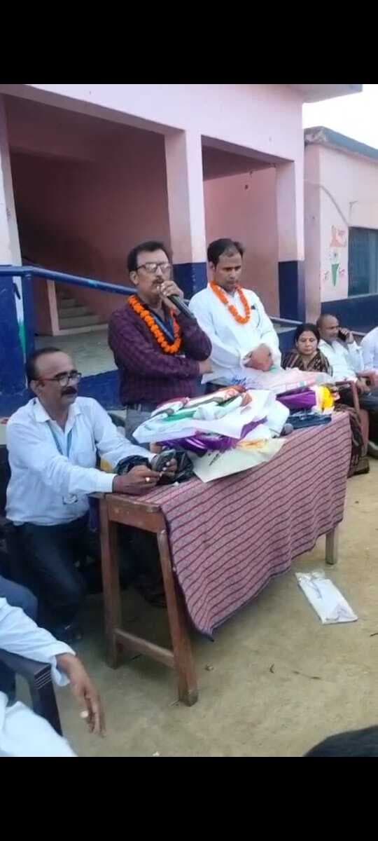 Bettiah : एचएम बने दो शिक्षकों की विदाई में समारोह