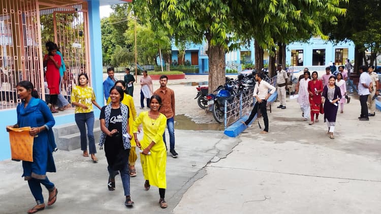 Bettiah : कड़ी चौकसी और प्रशासनिक सख्ती के बीच 18 केंद्रों पर सिपाही भर्ती परीक्षा संपन्न,