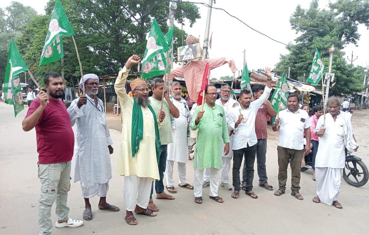 हसपुरा में राजद ने एडीजी कुंदन का जलाया पुतला