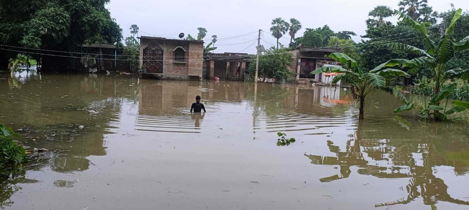 hajipur news. गंगा का जलस्तर बढ़ने से बांध पर शरण लेने को लोग मजबूर