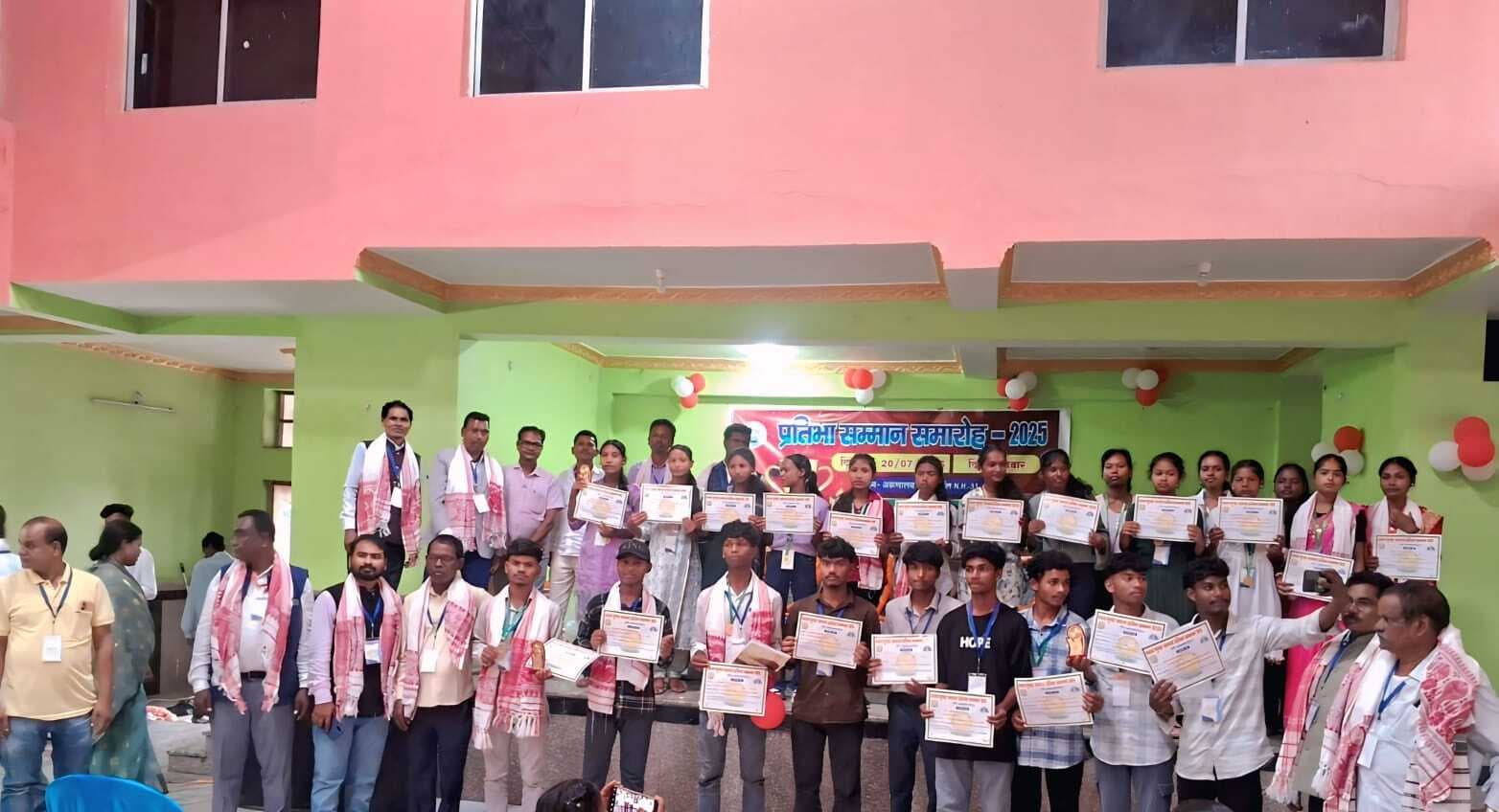 बुंडू में पातर मुंडा समाज ने मेधावी विद्यार्थियों को सम्मानित किया