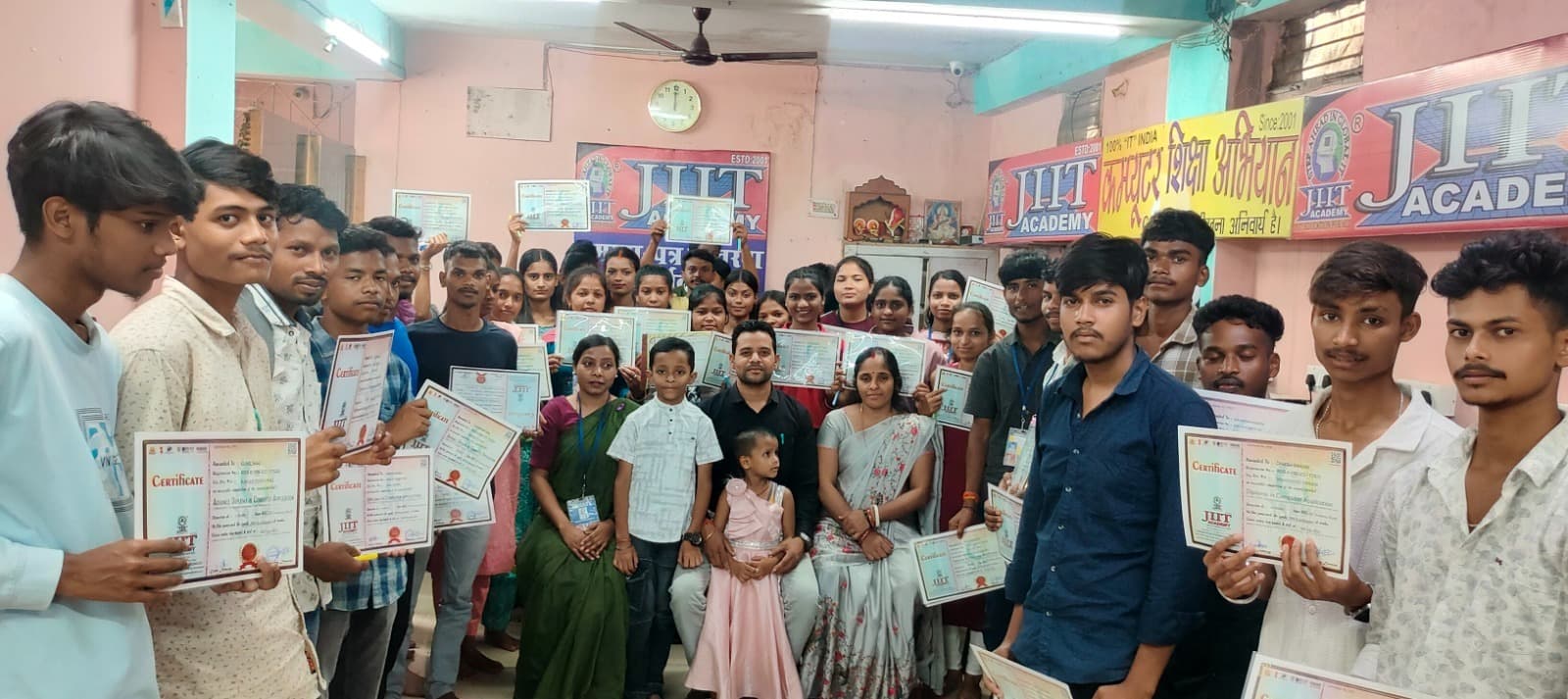 विद्यार्थियों को दिया गया प्रमाण पत्र