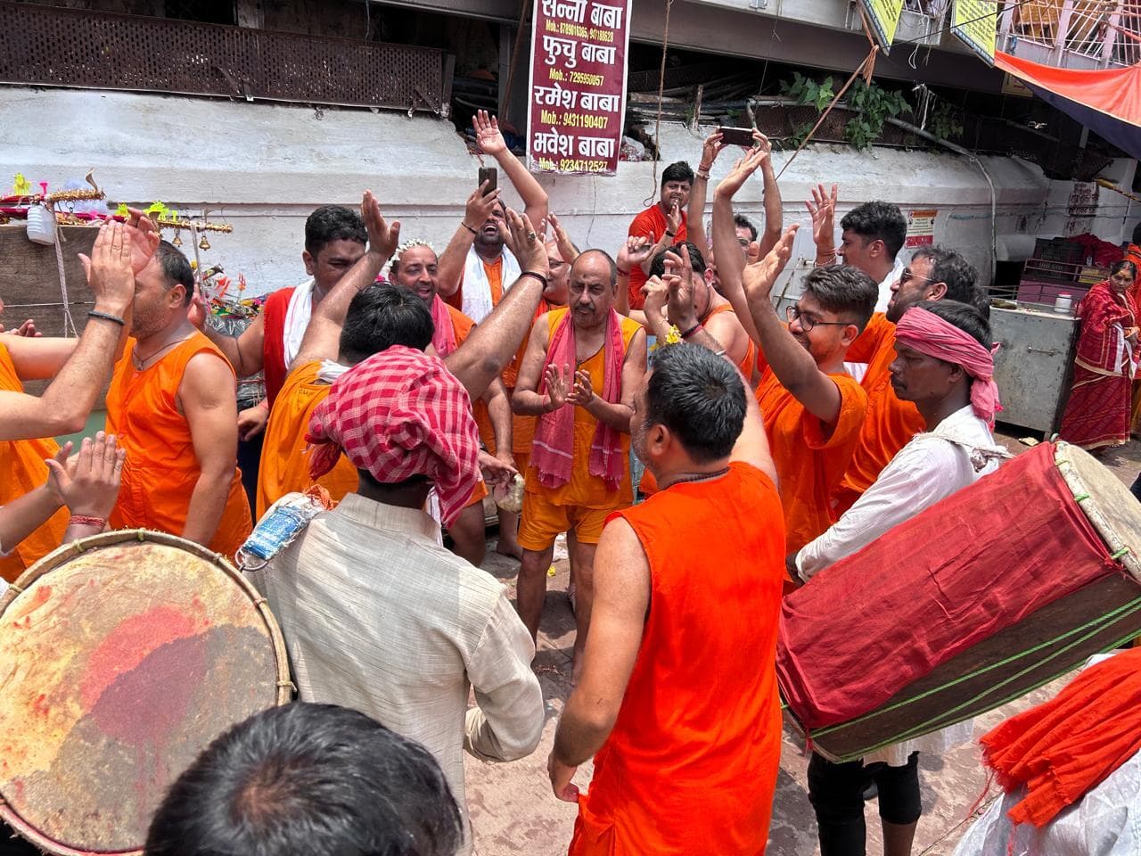 Deoghar News : शिवगंगा में स्नान के बाद दूर हो जाती है थकान, जलार्पण के बाद झूमने लगते हैं कांवरिये