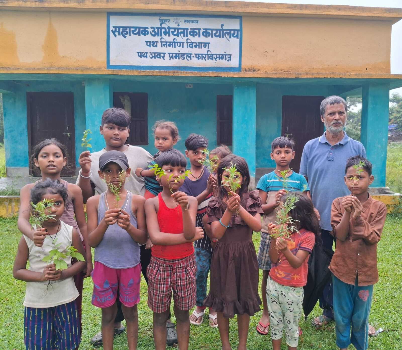 बाल मंच के बच्चों ने किया पौधरोपण