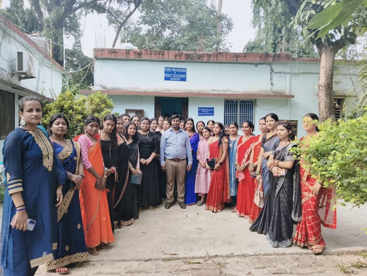 छात्राओं को आशावादी व अपने कार्यों के प्रति समर्पित रहने की दी सीख