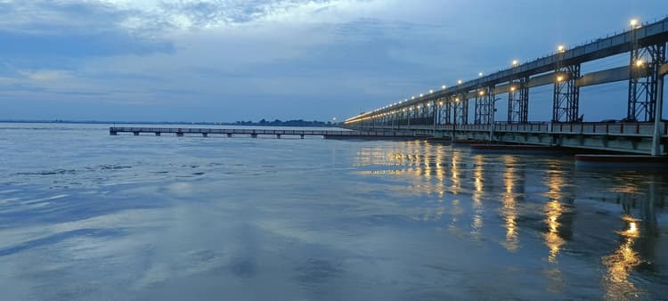 नेपाल में भारी बारिश के बाद कोसी नदी उफान पर