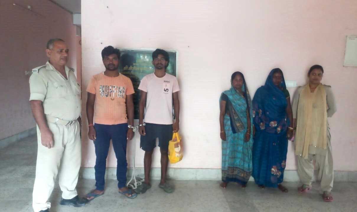 दो शराब तस्कर व दो पियक्कड़ गिरफ्तार