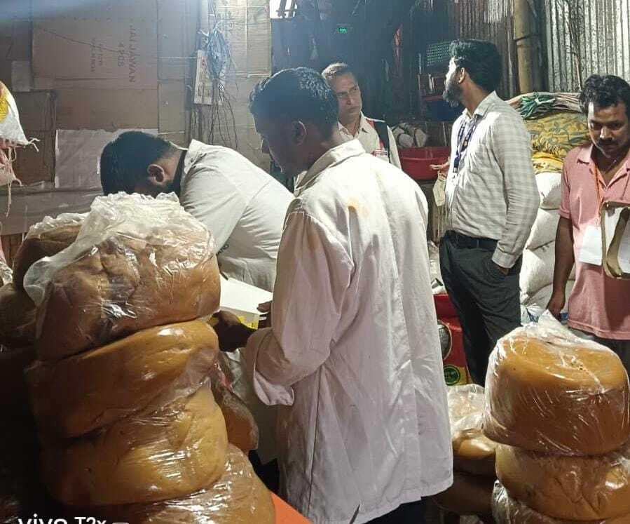 40 किलोग्राम फंगस लगा खोआ जब्त, दुकानदार पर लगा जुर्माना