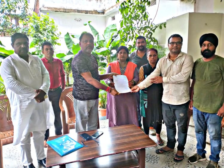 विद्यालय में कार्यरत शारीरिक अनुदेशकों ने बरारी विधायक को सौंपा मांग पत्र