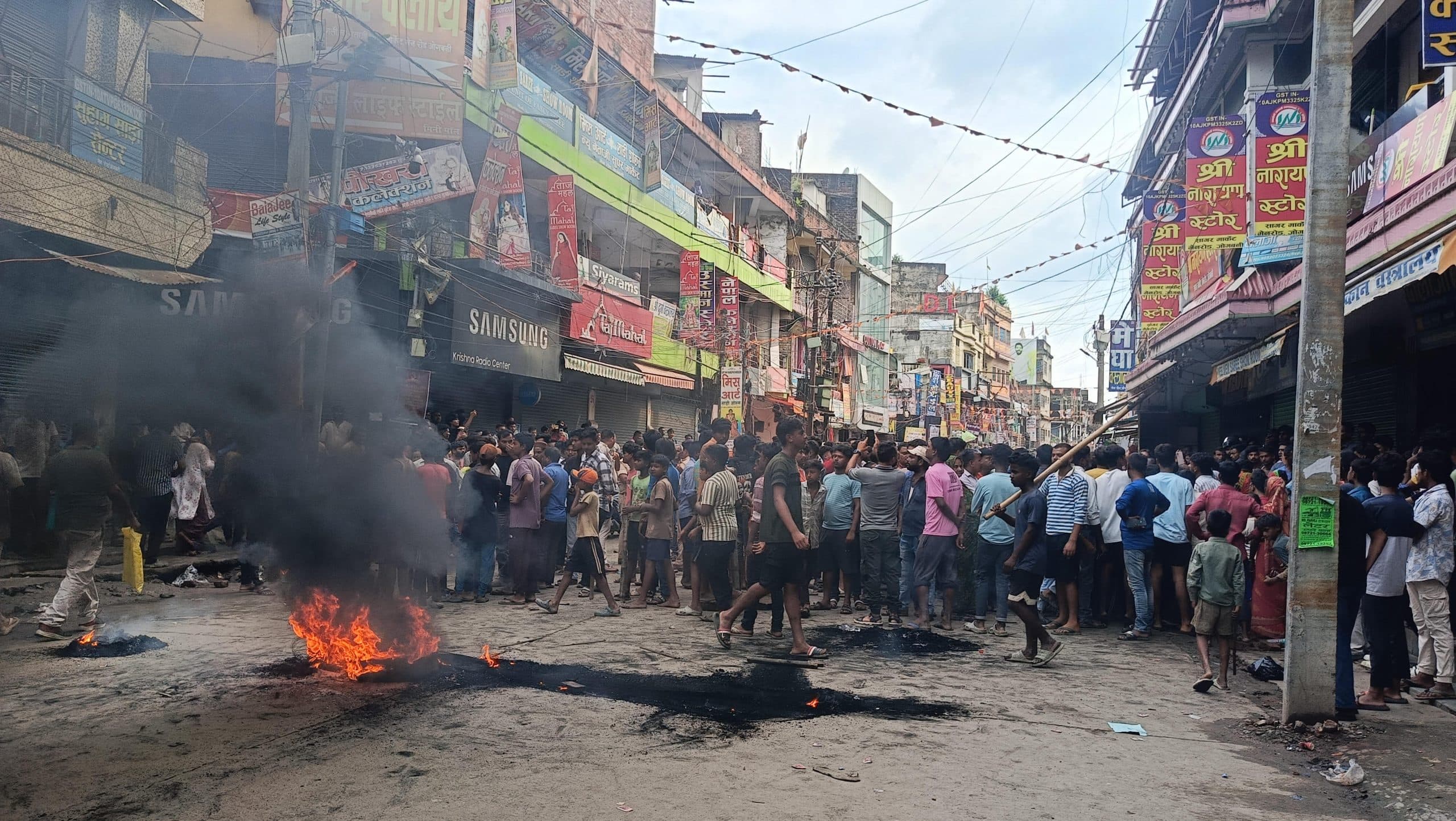 लापता युवक का मिला शव, रोड जाम कर की आगजनी