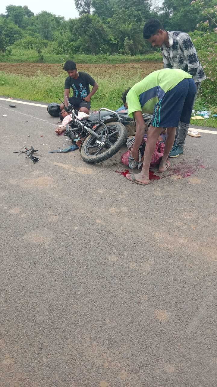 कुत्ते को बचाने में वाहन की चपेट में आया बाइक सवार, दो गंभीर