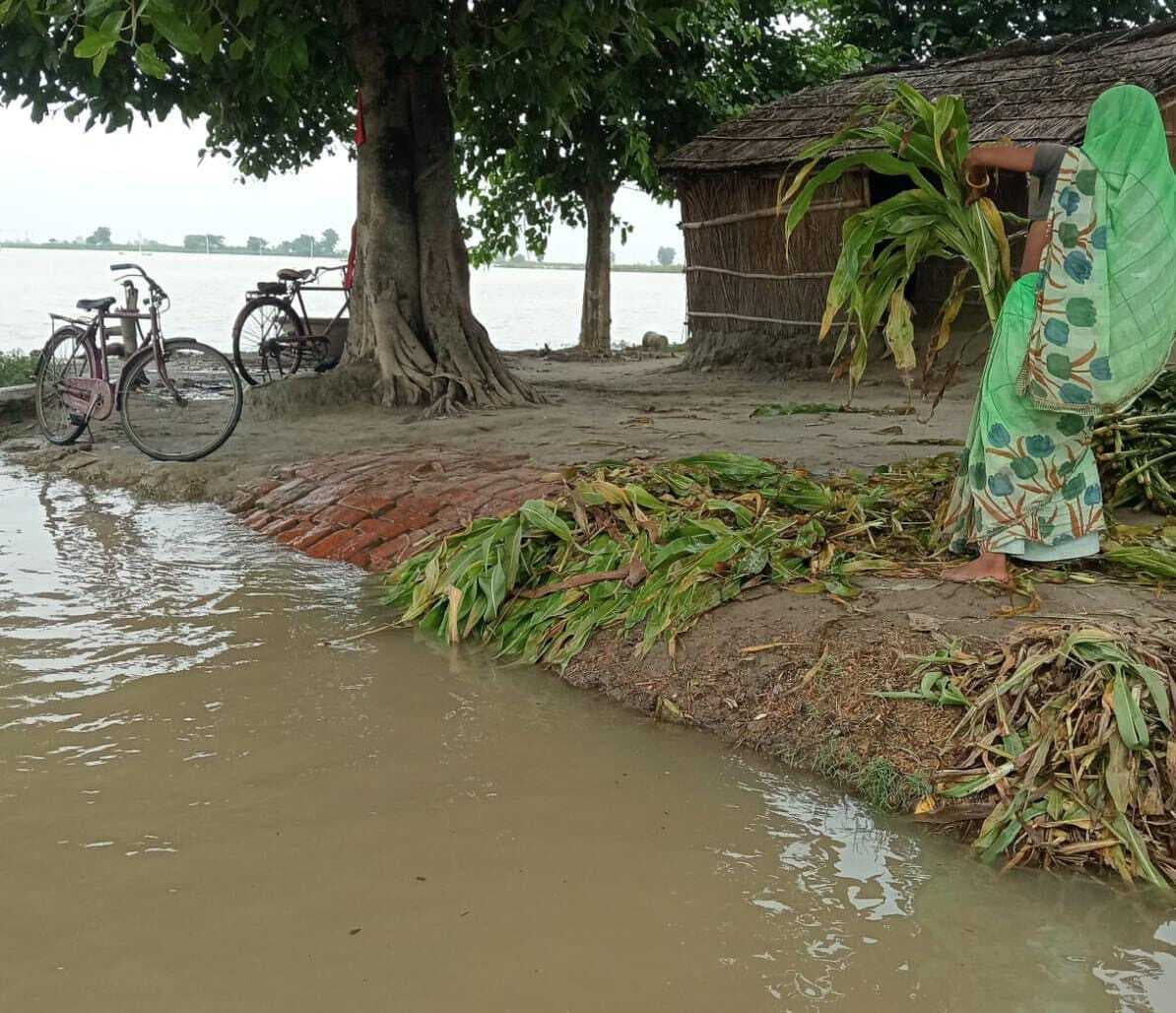 hajipur news. गंगा का जलस्तर घटा, लेकिन देसरी व राघोपुर के नये इलाकों में घुसा पानी