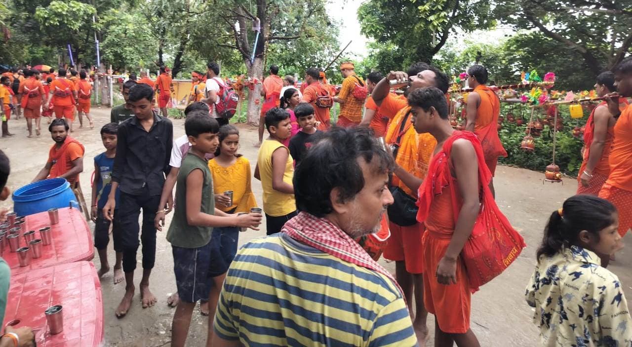 गढ़ी कुर्मा के स्वयंसेवियों ने लगाया नि:शुल्क कांवरिया सेवा शिविर