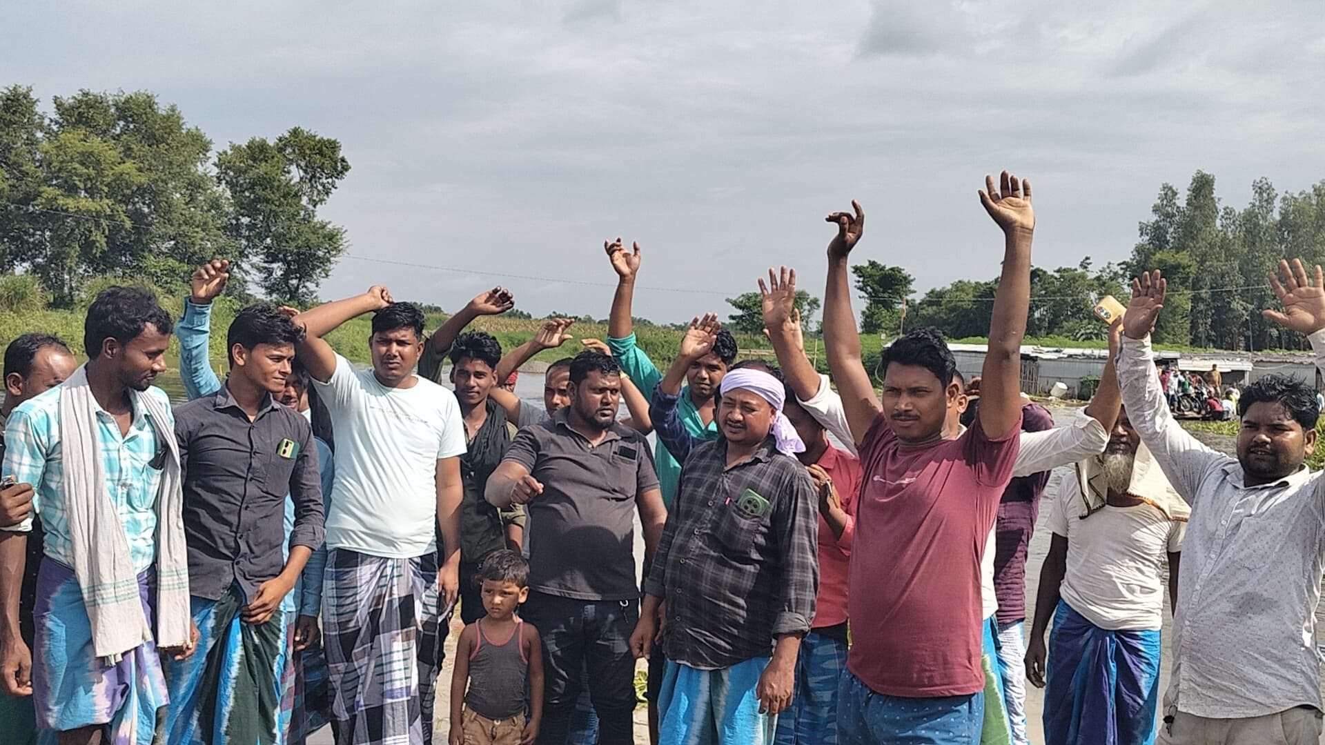 तीन साल से कोसी पुल का कार्य अधूरा, डायवर्सन बहा, आवागमन ठप