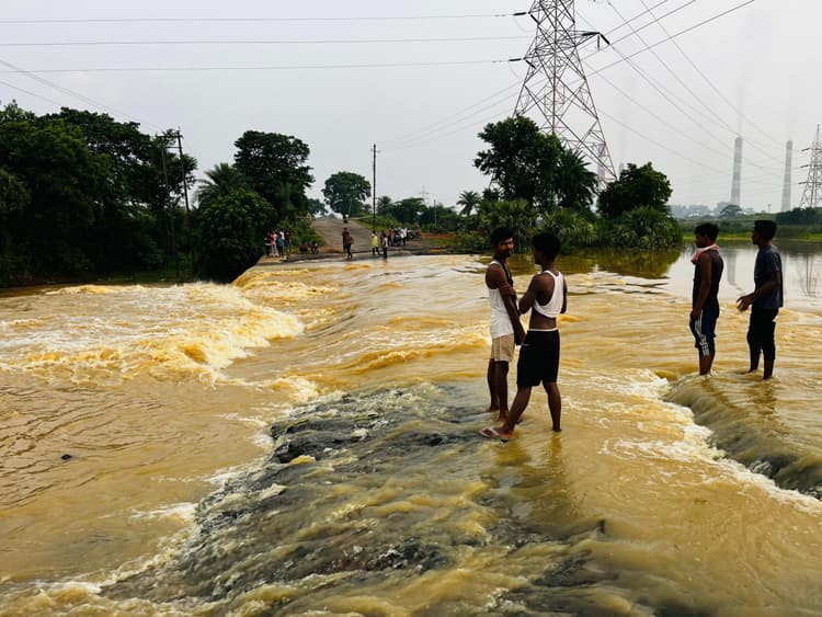 बरहरवा-फरक्का एनएच 80 निसिंद्रा कटान के पास सड़क के ऊपर से बह रहा है पानी