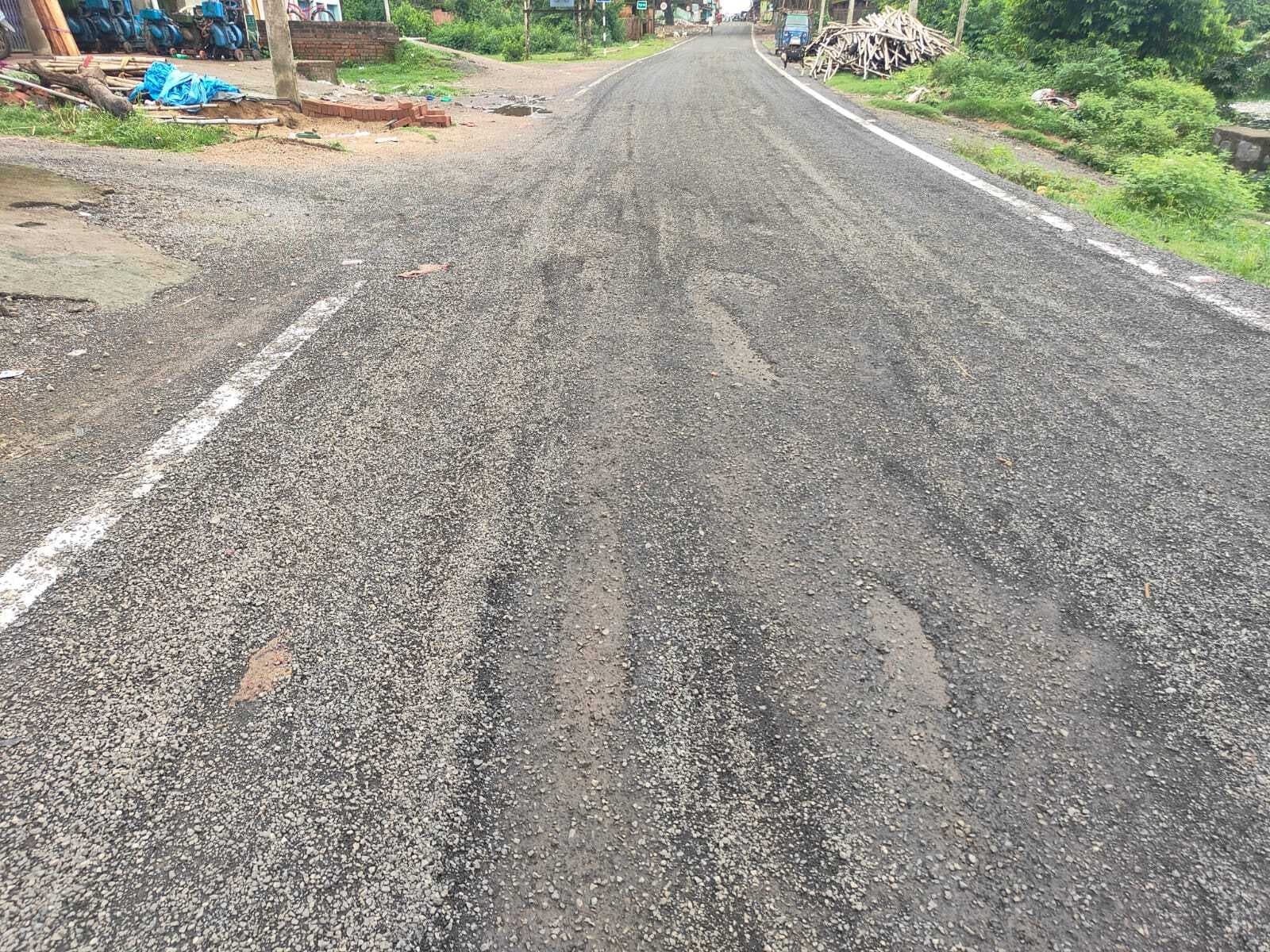 पहली बारिश में ही पतना टू हिरणपुर सड़क की खुली पोल, निर्माण के कुछ माह बाद ही हो गया जर्जर