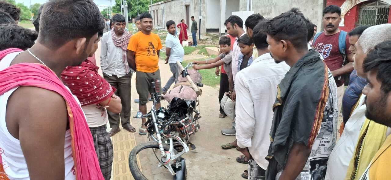 दुमका पटना ट्रेन की चपेट में आकर बाइक क्षतिग्रस्त, बाल-बाल बचा बाइक सवार