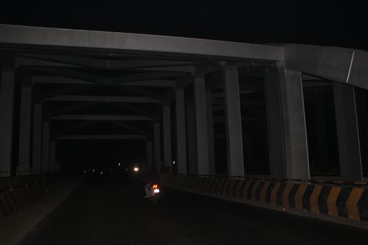 डायवर्ट ट्रेनें के यात्रियों से निजी वाहन वाले वसूल रहे मनमाने किराये