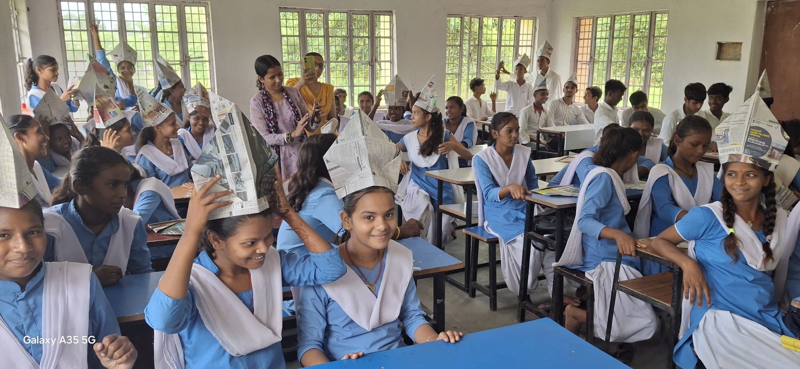 रद्दी अखबार से उपयोगी वस्तुओं का निर्माण करना सिखाया