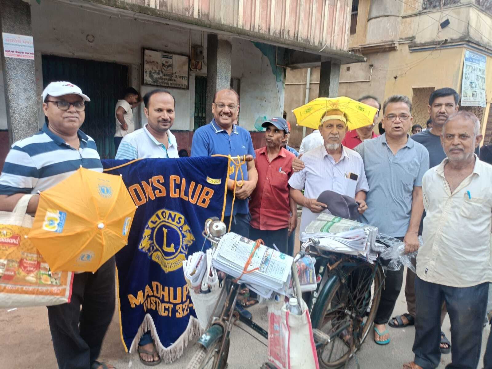 लायंस क्लब ने फुटपाथी दुकानदारों के बीच छाता का किया वितरित