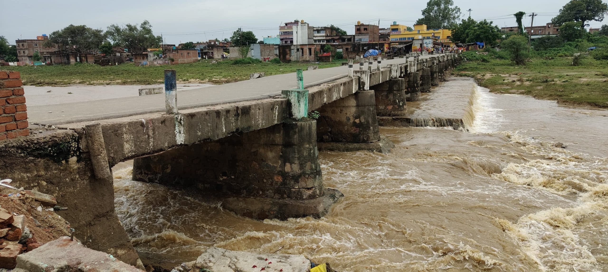 बरमसिया पुल में आयी दरार, आवागमन पूरी तरह बाधित, सैंकड़ों गांवों का शहर से संपर्क कटा