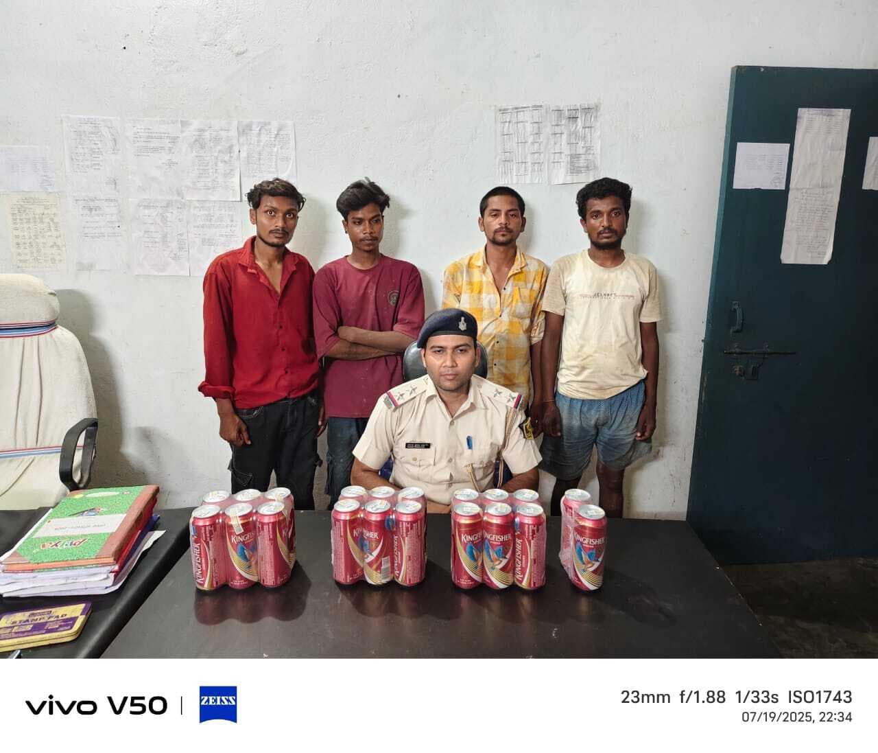 50 लीटर महुआ शराब के साथ चार धंधेबाज गिरफ्तार