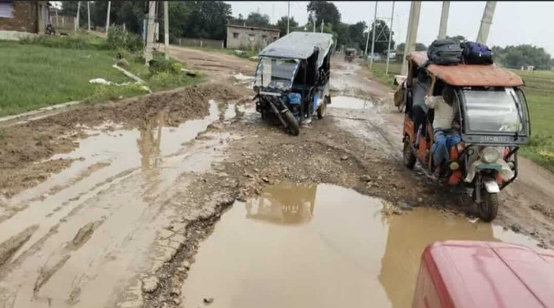 कोल्हुआ-दाबिल सड़क पर बने गड्ढे में भरा पानी, टोटो पलटा