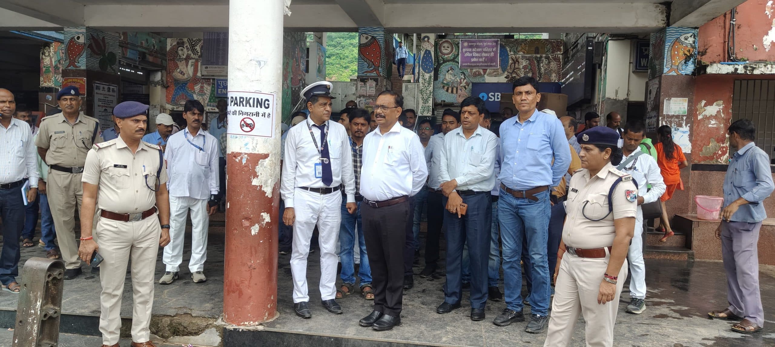 फुट ओवरब्रिज के धीमे कार्य को देख डीआरएम नाराज,  जल्द पूरा करने का निर्देश