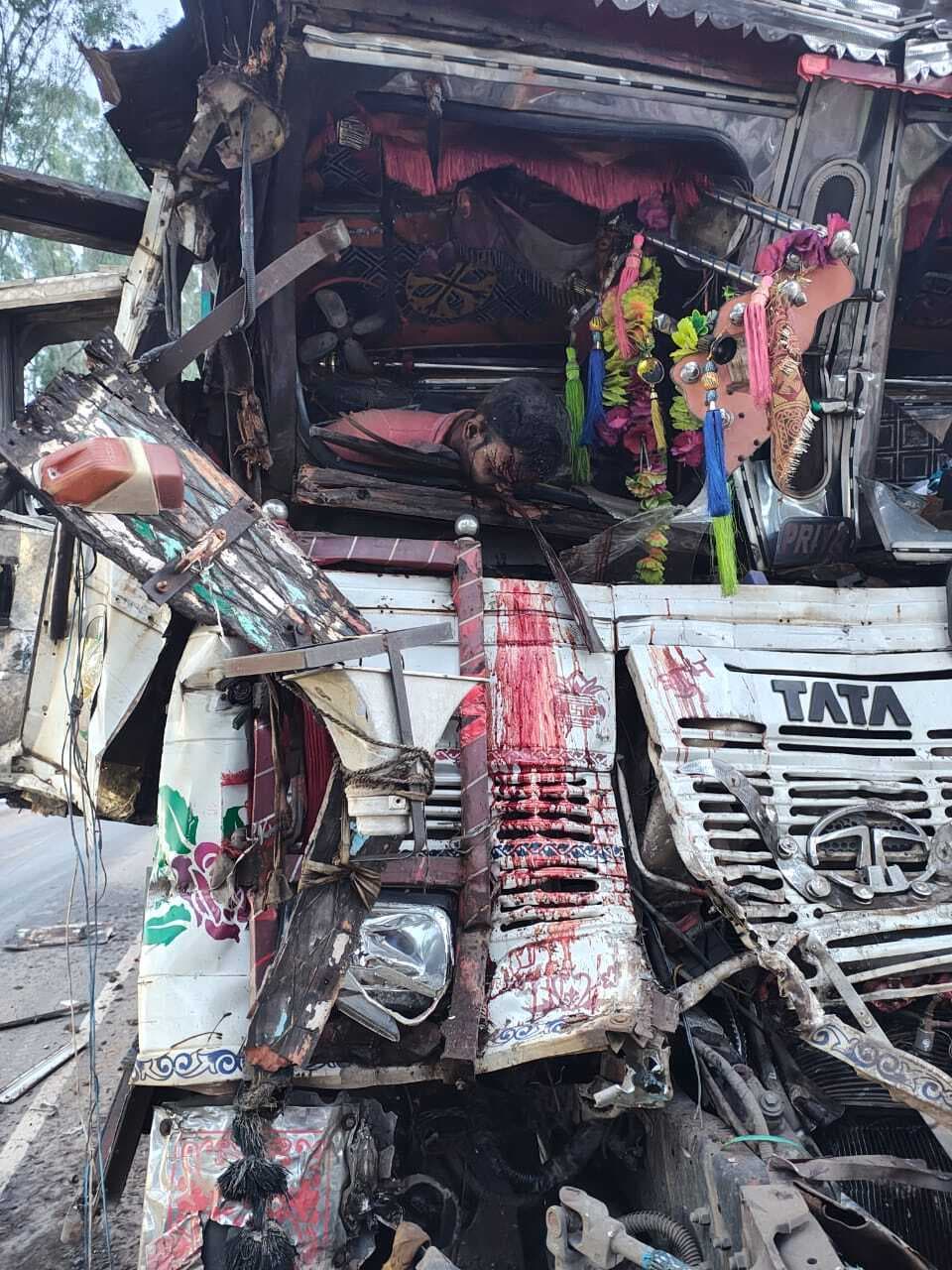 खड़े ट्रक से टकराया ईंट लदा ट्रक, चालक की मौत, खलासी गंभीर