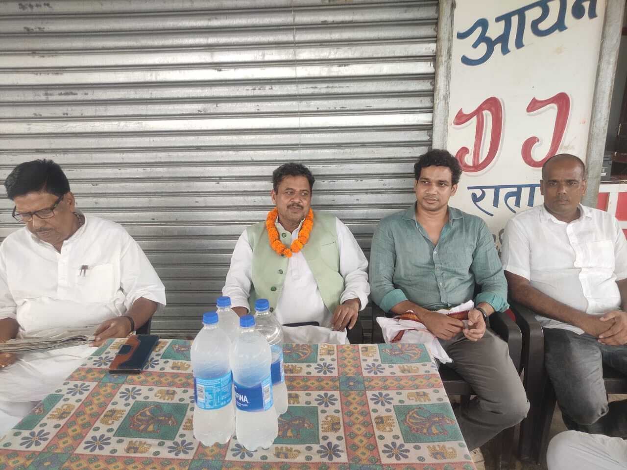 सांसद ने किया क्षेत्र का दौरा, पार्टी कार्यकर्ताओं के साथ की बैठक