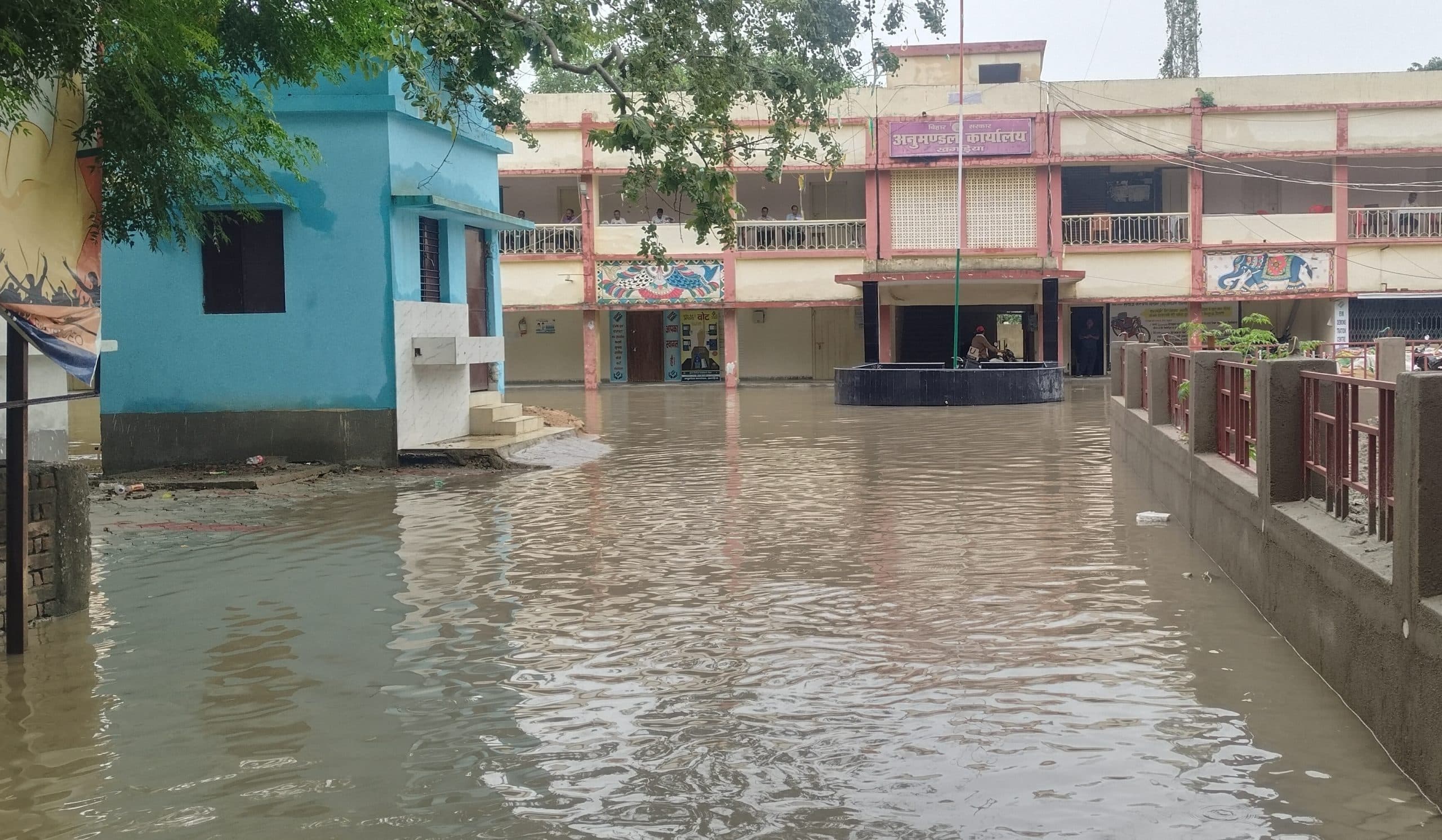 दो घंटे के मुसलाधार बारिश में जनजीवन अस्त-व्यस्त, घर में घूसा पानी, लोग परेशान