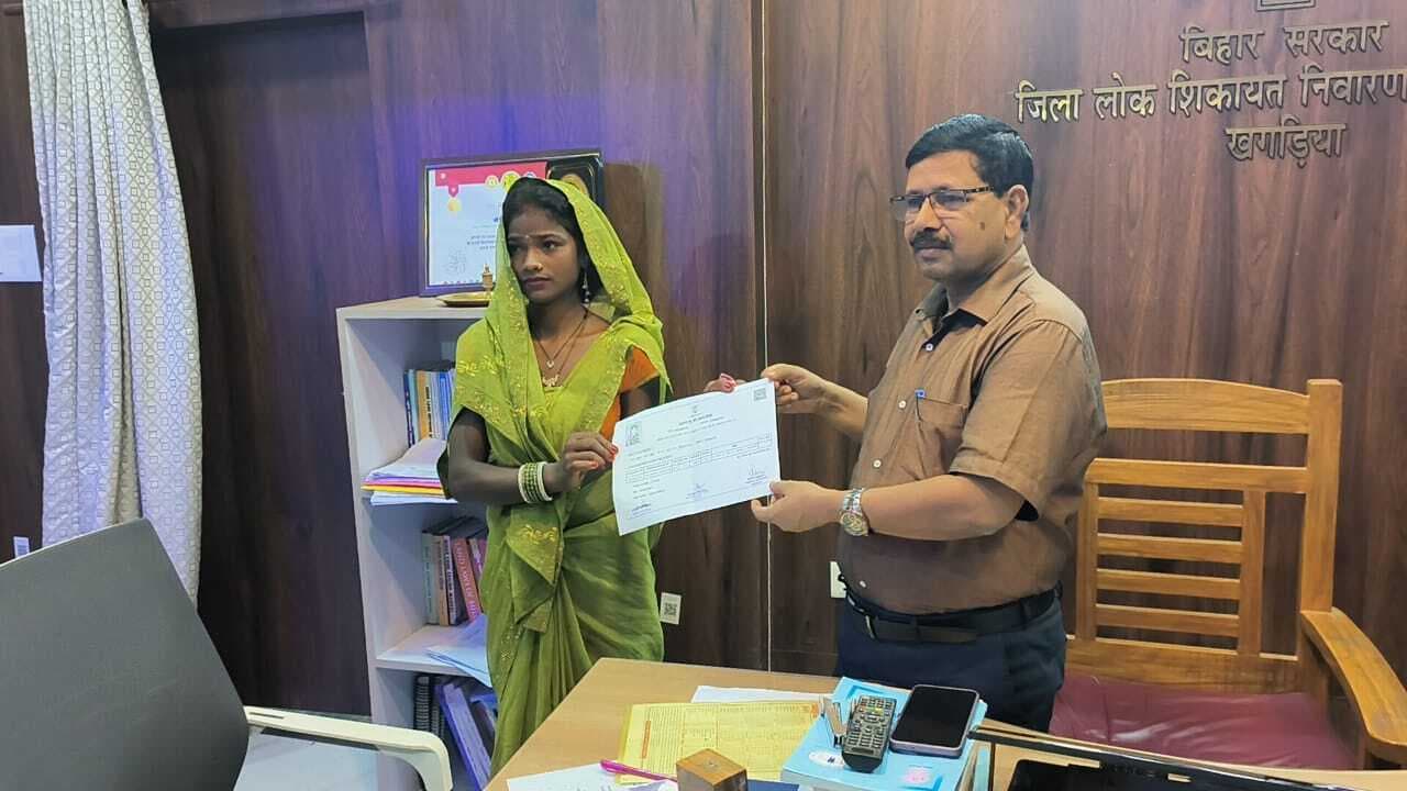 धनछड़ गांव: एडीएम की सख्ती से 28 भूमिहीन परिवारों को मिला वास भूमि का परचा