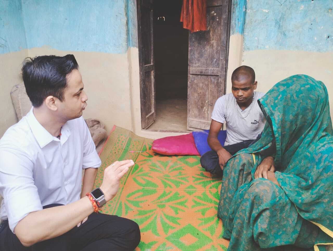 Madhubani News : हत्याकांड में मृतका के परिजन से मिले डीएम