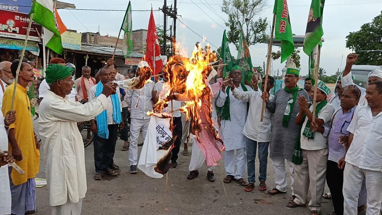 Madhubani News : एडीजी कुंदन कृष्णन के बयान पर महागठबंधन का प्रदर्शन