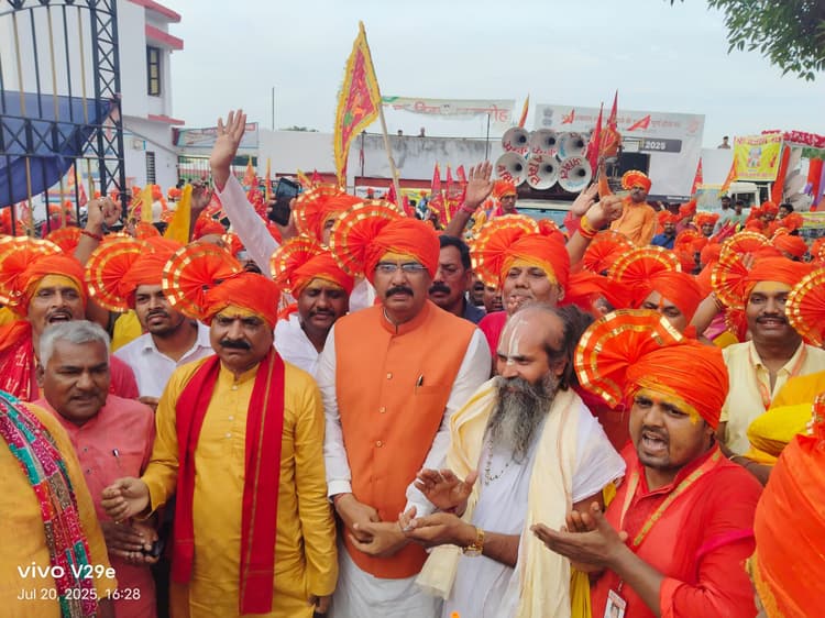 Darbhanga News: सामूहिक हनुमान चालीसा पाठ के तीन वर्ष पूर्ण होने पर निकली भव्य शोभा यात्रा