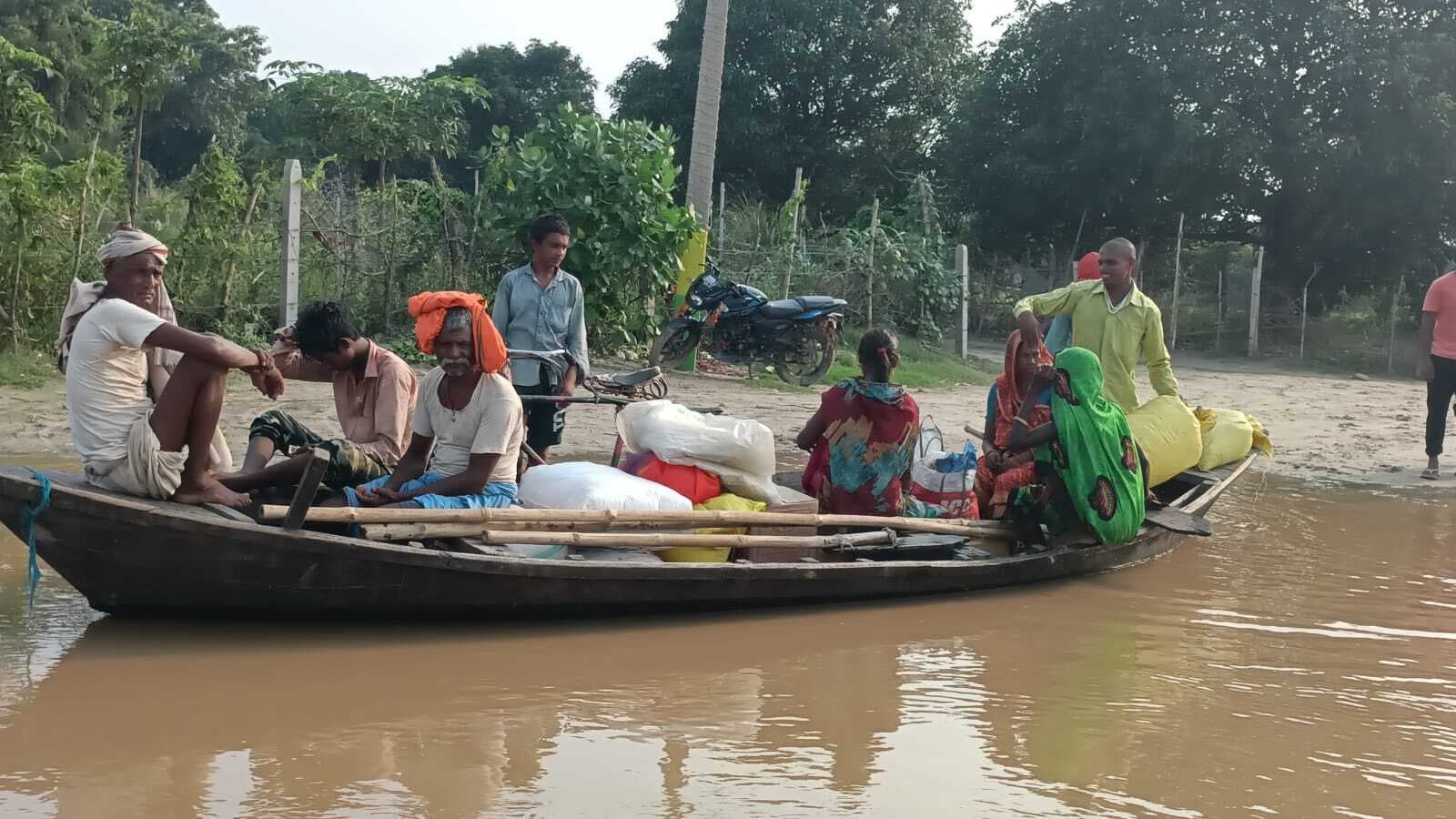 गंगा नदी के बढ़ते जलस्तर के कारण दियारा के निचले सतह में घुसा बाढ़ का पानी