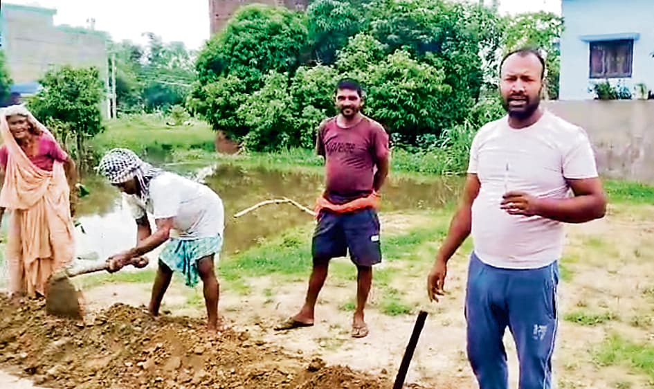 Gaya News : भारी बारिश से दीवार ढही, दो विधवाओं का आशियाना क्षतिग्रस्त