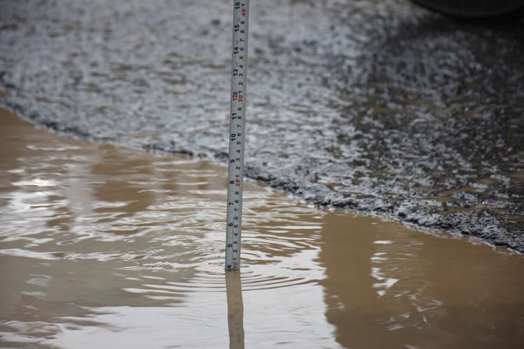 News about the condition of roads in Ranchi : शहर की सड़कों का सीना हुआ छलनी, जगह-जगह 10 से 20 सेमी के गड्ढे