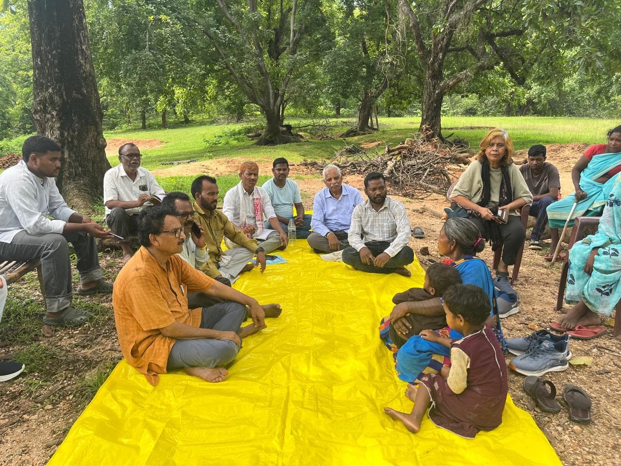 Bokaro News : मुठभेड़ में मारे गये नक्सली के परिजनों से मिली टीम