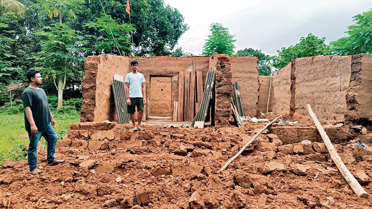 Chaibasa News : बारिश ने किया बेघर, प्लास्टिक व पड़ोसी का आसरा