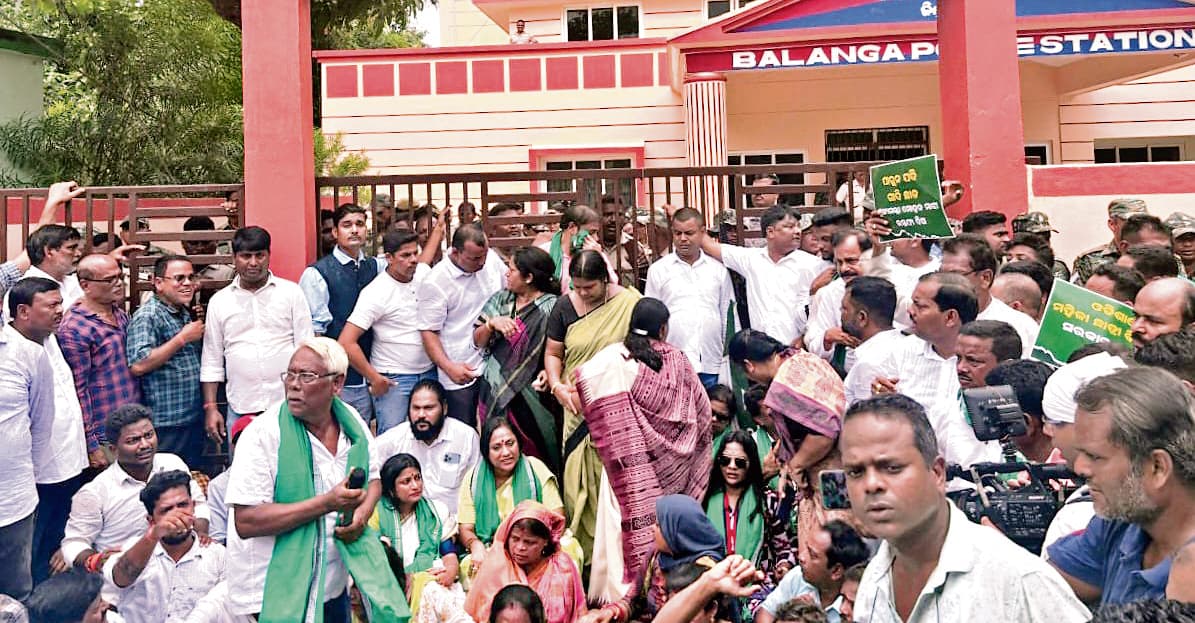 Bhubaneswar News: बीजद ने बलंगा थाना के सामने किया विरोध प्रदर्शन, पुलिसकर्मियों से हुई झड़प