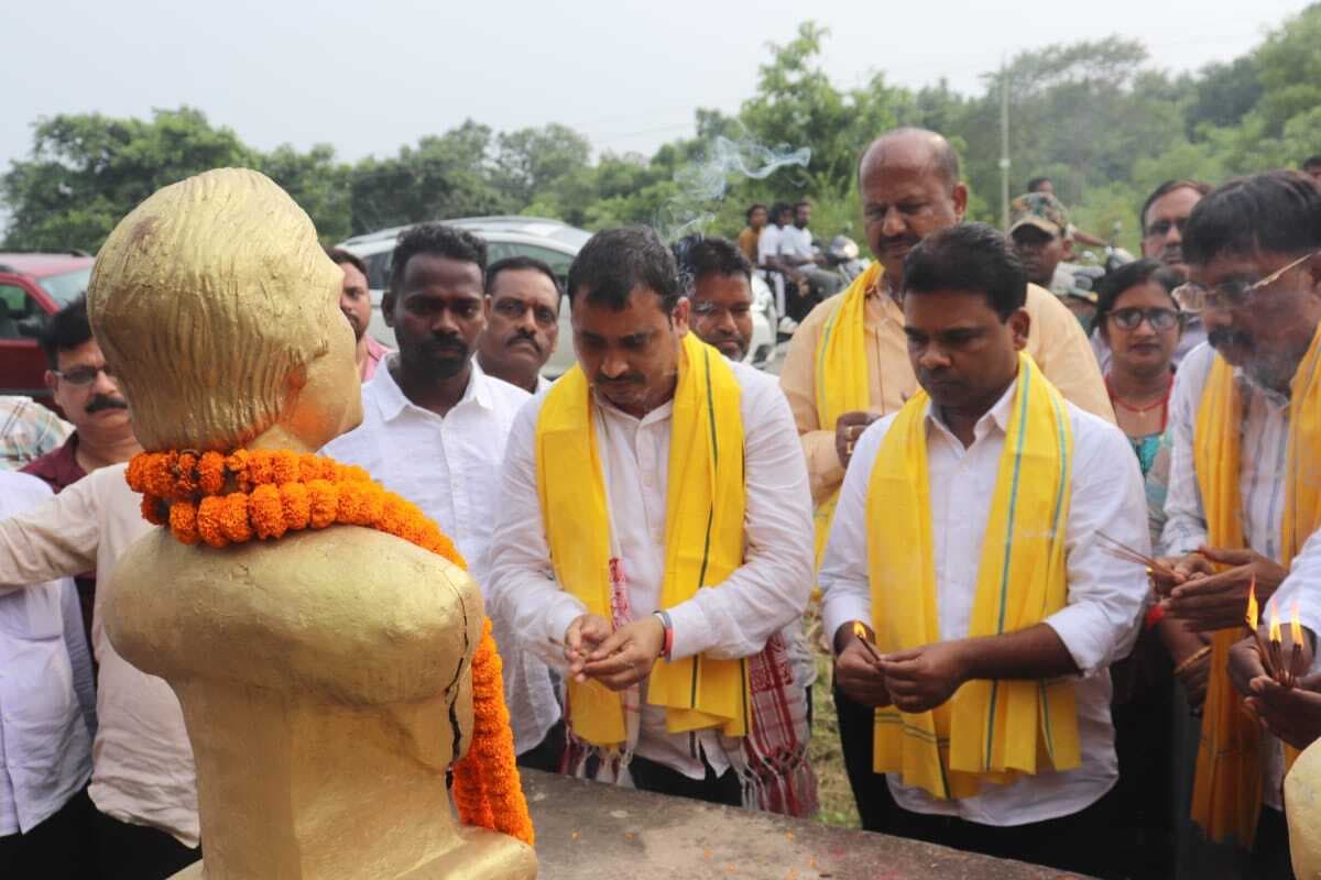 East Singhbhum News : शहीदों के परिवारों संग खड़ी रहती है आजसू पार्टी : तिवारी