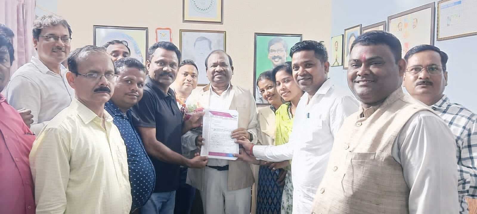 East Singhbhum News : शिक्षा मंत्री से मिला झारोटेफ का प्रतिनिधिमंडल, सौंपा मांगपत्र