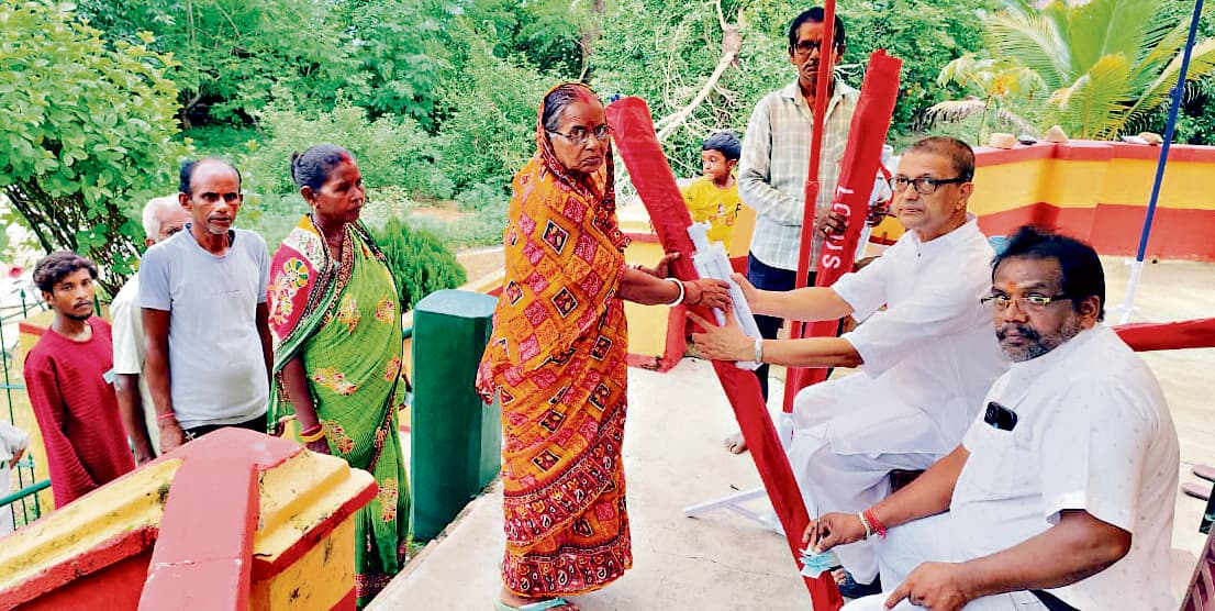 East Singhbhum News : आश्रय आश्रम ने जरूरतमंद फुटपाथी दुकानदारों में बांटी छतरी