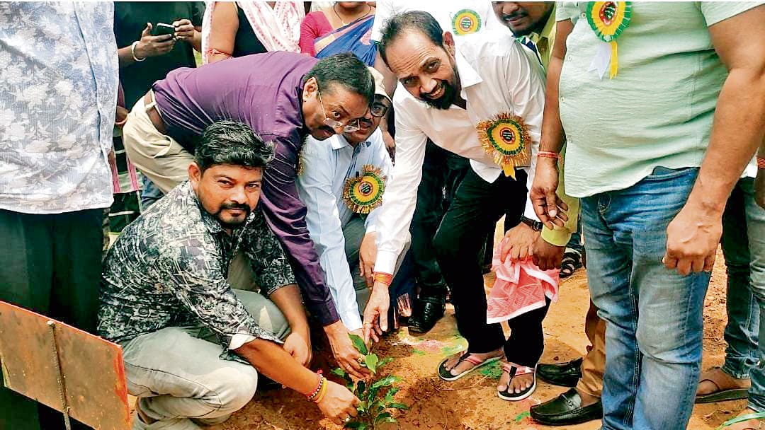 East Singhbhum News : जल, जंगल व जमीन को बचाकर रखें : सांसद