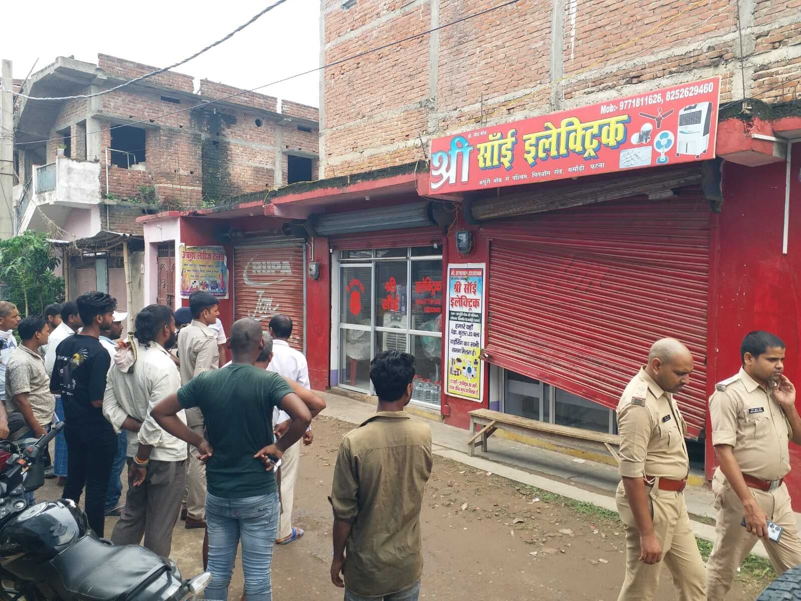 इलेक्ट्राॅनिक दुकान का शटर उखाड़ दो लाख का तार किया गायब