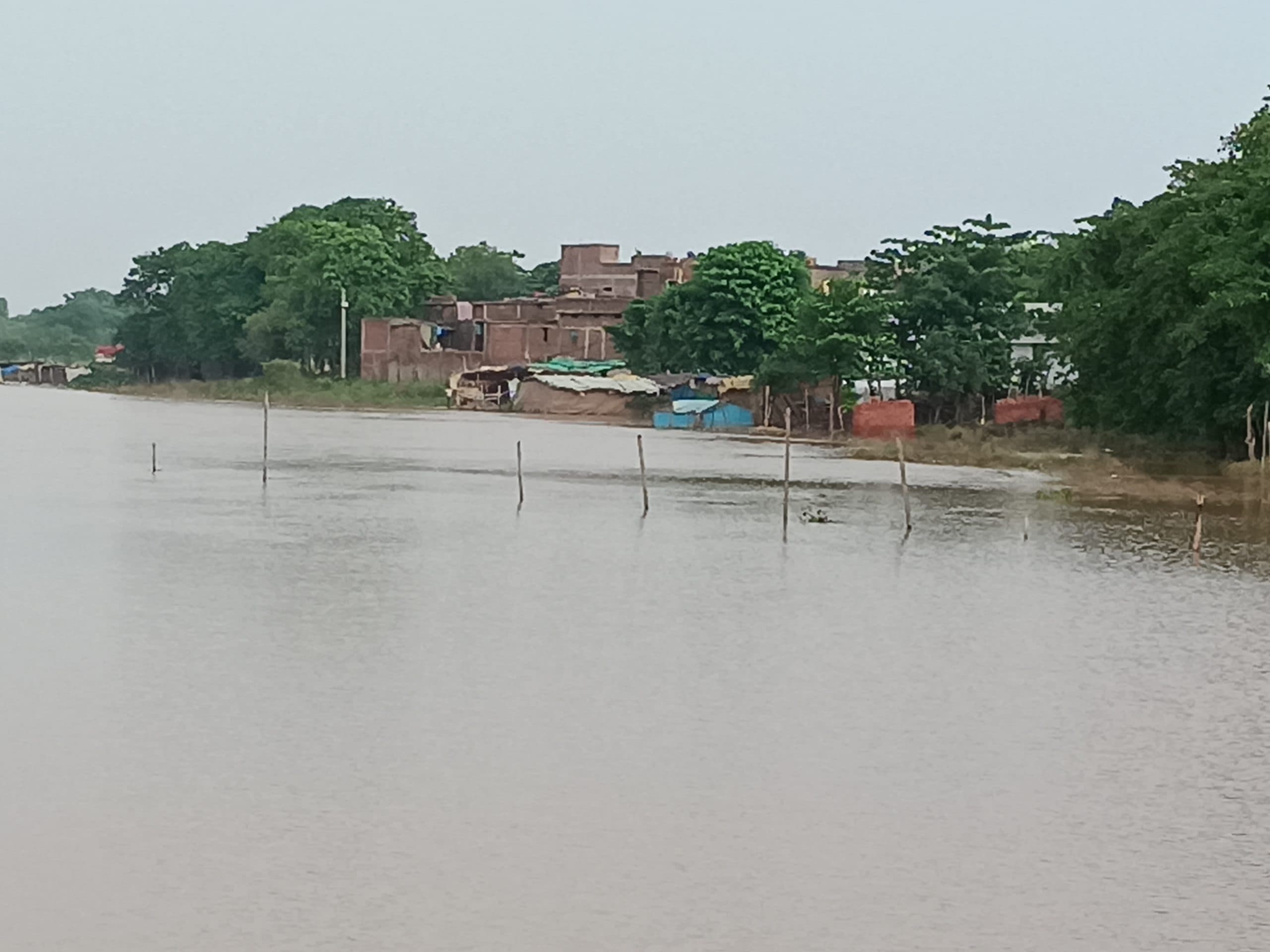 बाढ़ के पानी में डूबा हल्दी छपरा श्मशान घाट