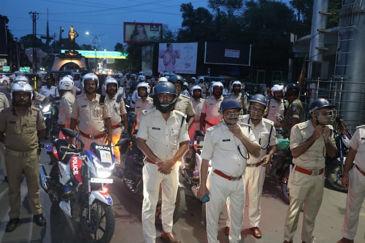 Dhanbad News : सिटी हॉक्स पर सवार पुलिस कर्मियों ने निकाली रैली, शहर के लोगों को दिया निर्भिक होकर रहने का संदेश